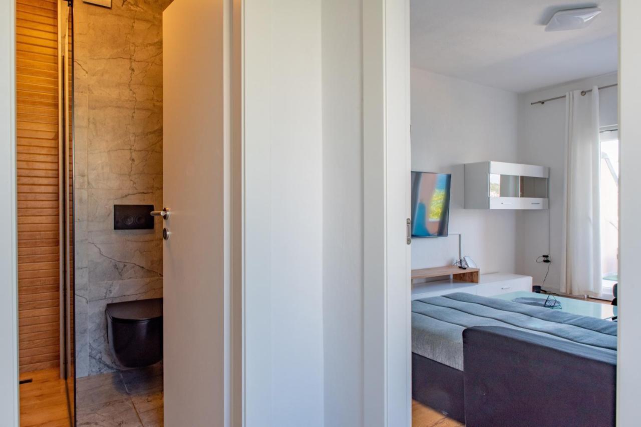 Beach Holiday Home With Private Jacuzzi & Parking Trogir Exteriör bild