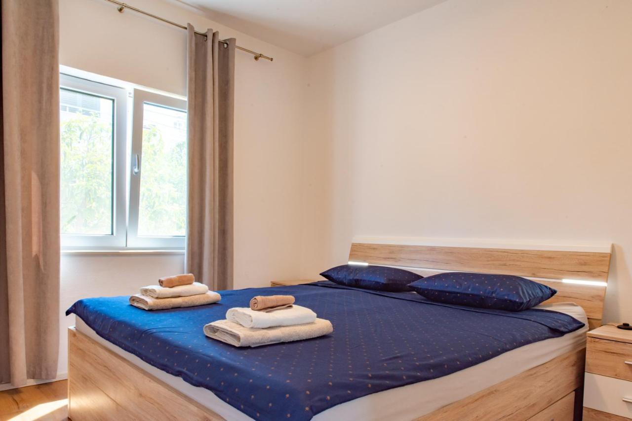 Beach Holiday Home With Private Jacuzzi & Parking Trogir Exteriör bild