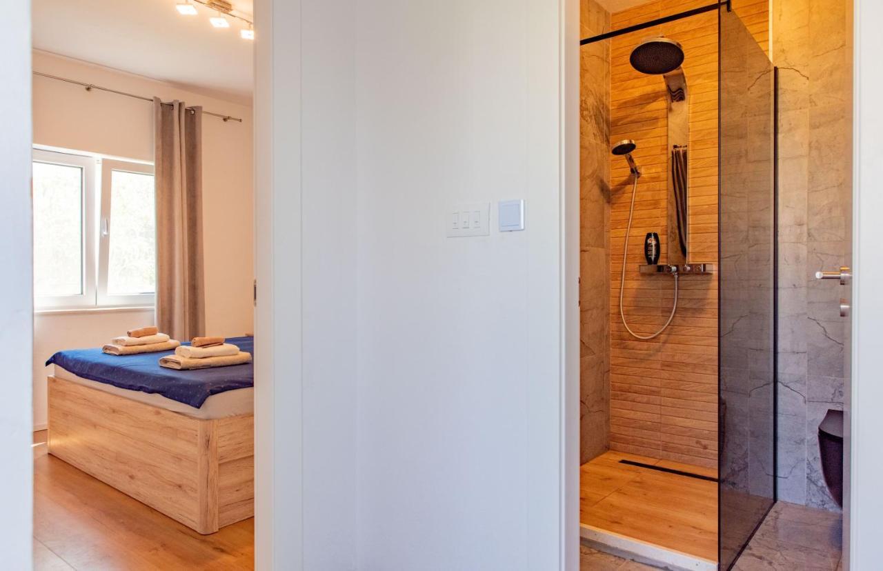 Beach Holiday Home With Private Jacuzzi & Parking Trogir Exteriör bild