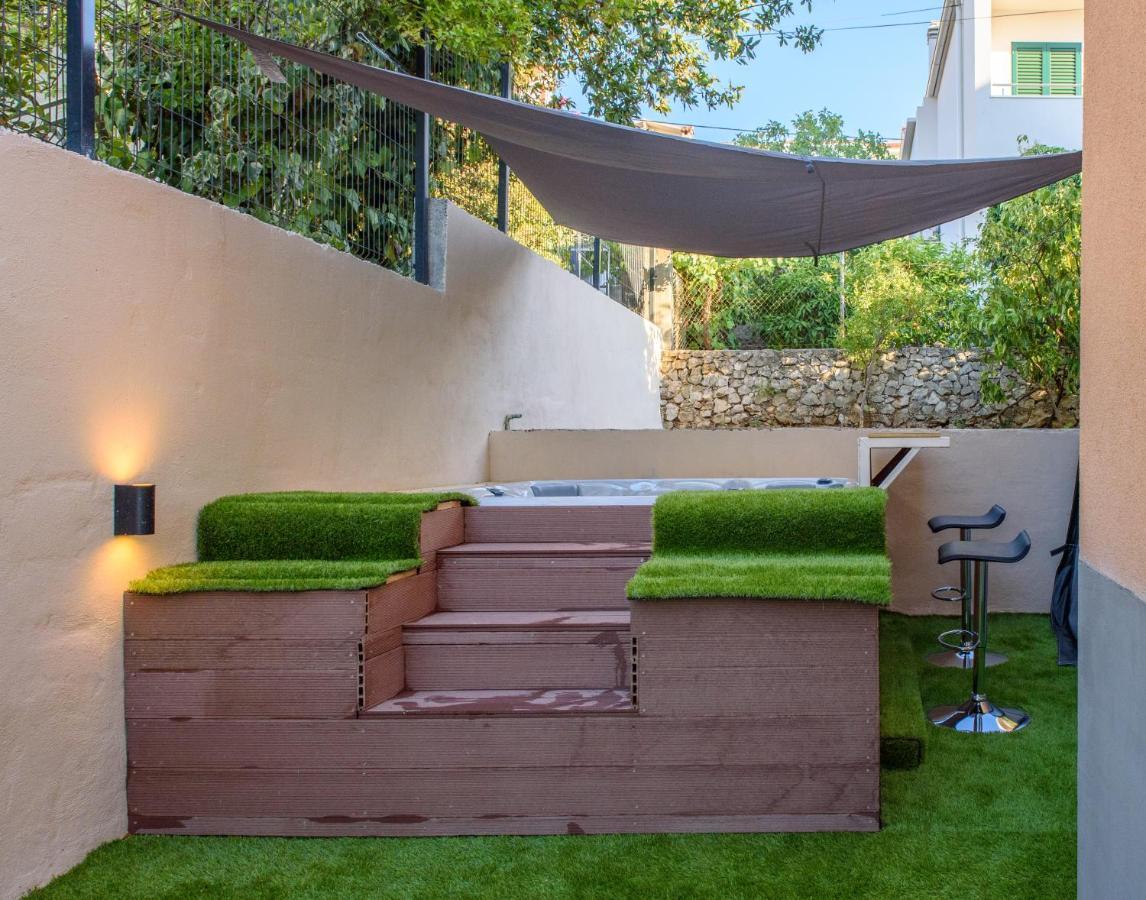 Beach Holiday Home With Private Jacuzzi & Parking Trogir Exteriör bild