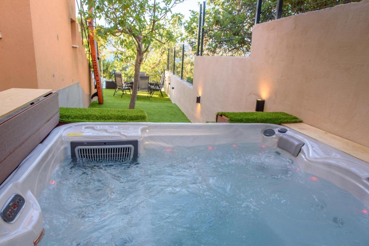 Beach Holiday Home With Private Jacuzzi & Parking Trogir Exteriör bild