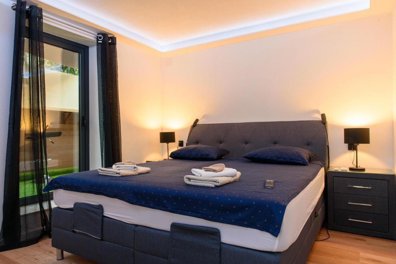 Beach Holiday Home With Private Jacuzzi & Parking Trogir Exteriör bild