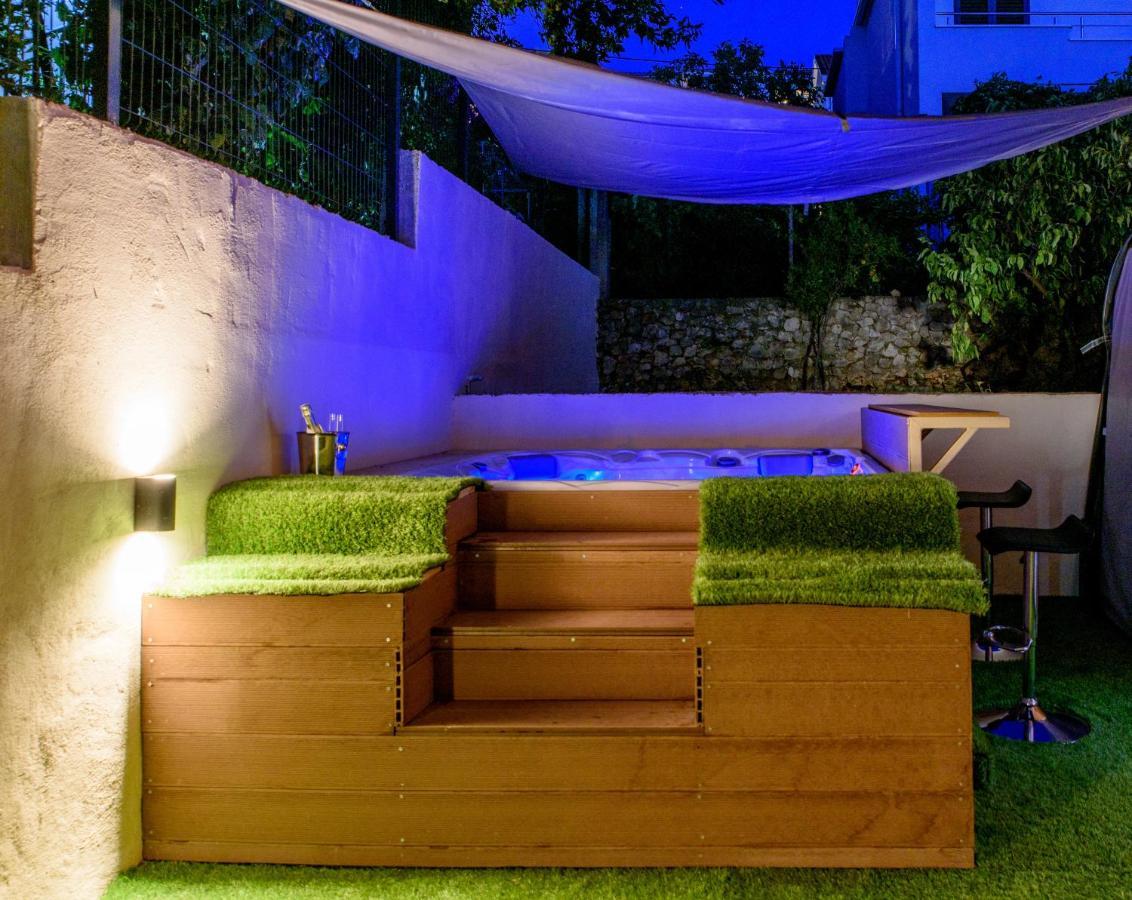 Beach Holiday Home With Private Jacuzzi & Parking Trogir Exteriör bild