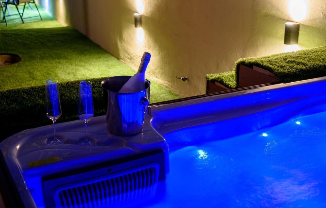 Beach Holiday Home With Private Jacuzzi & Parking Trogir Exteriör bild