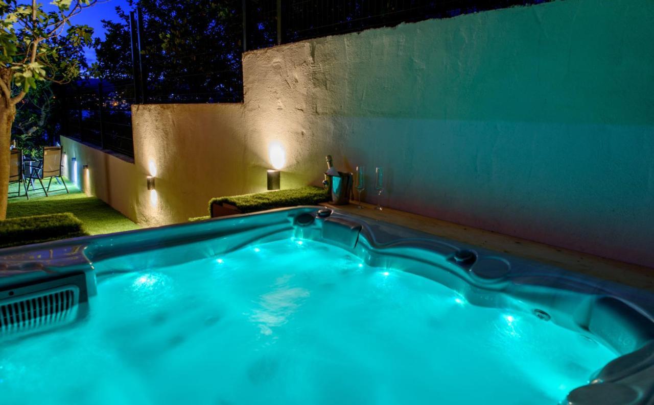 Beach Holiday Home With Private Jacuzzi & Parking Trogir Exteriör bild