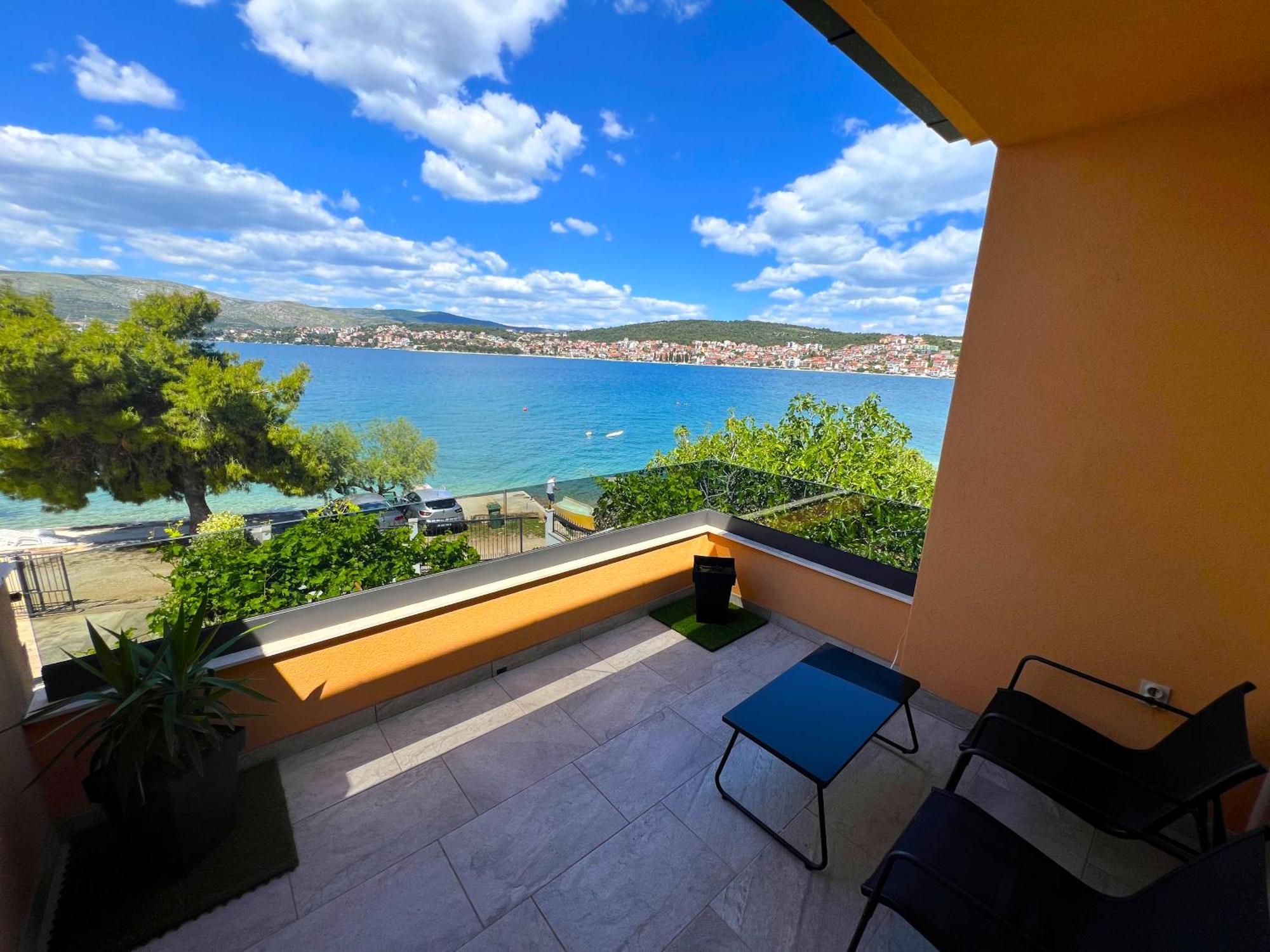 Beach Holiday Home With Private Jacuzzi & Parking Trogir Exteriör bild