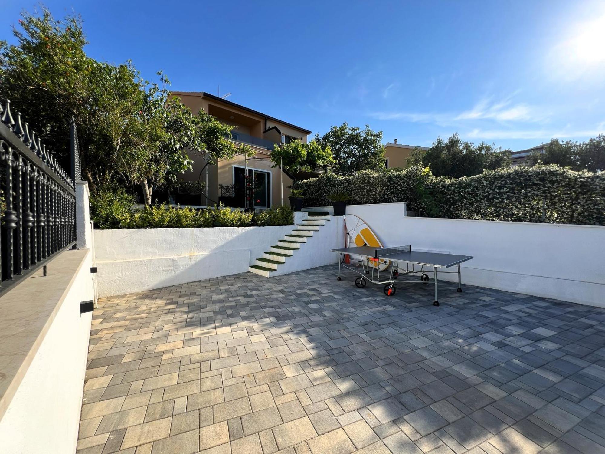 Beach Holiday Home With Private Jacuzzi & Parking Trogir Exteriör bild