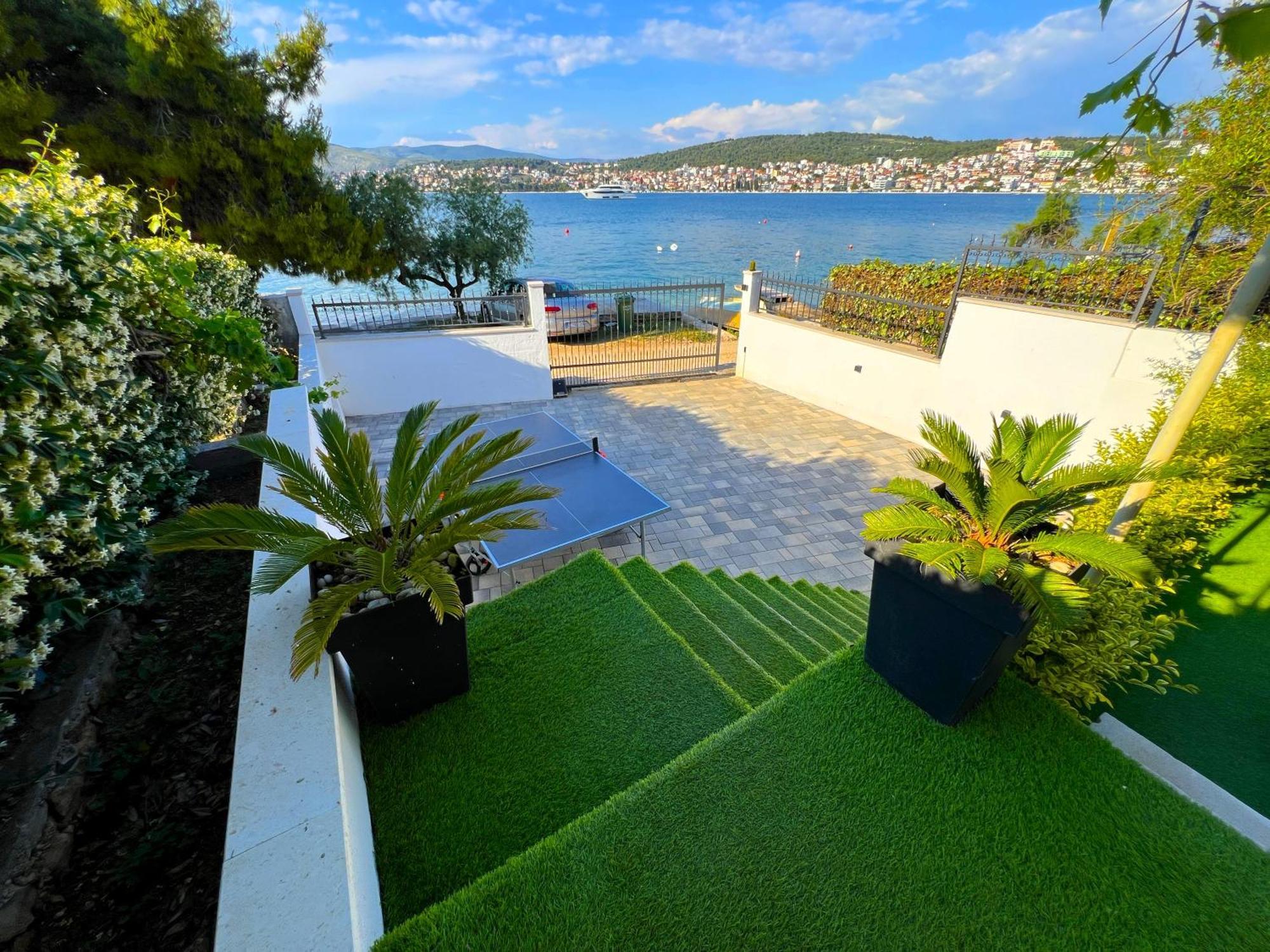 Beach Holiday Home With Private Jacuzzi & Parking Trogir Exteriör bild