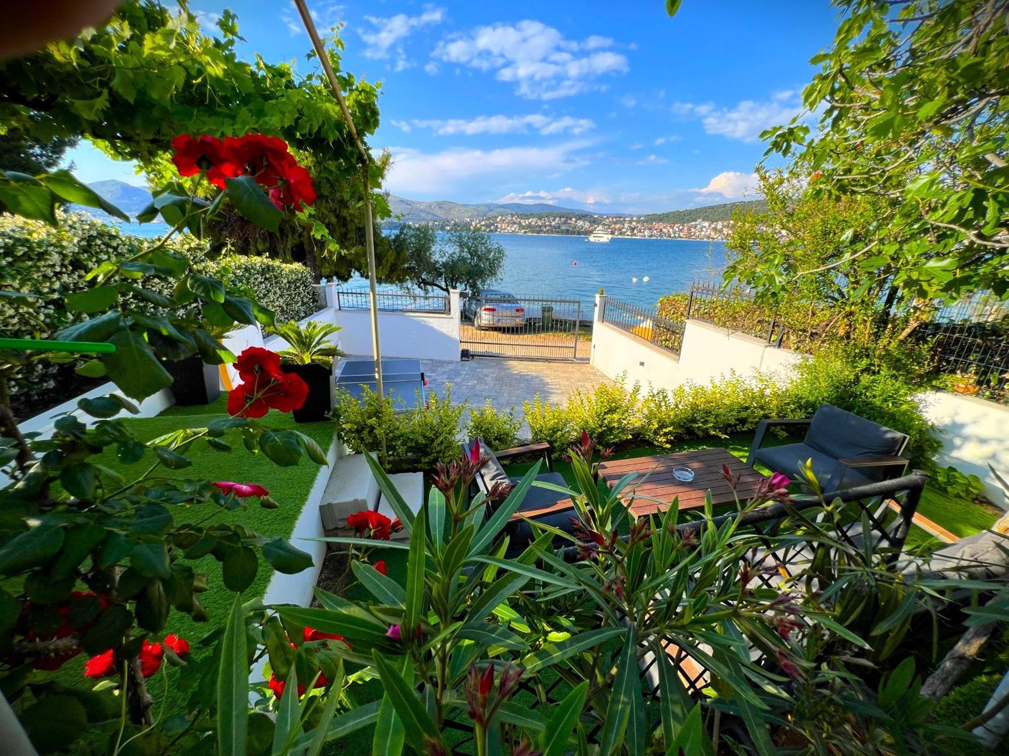 Beach Holiday Home With Private Jacuzzi & Parking Trogir Exteriör bild