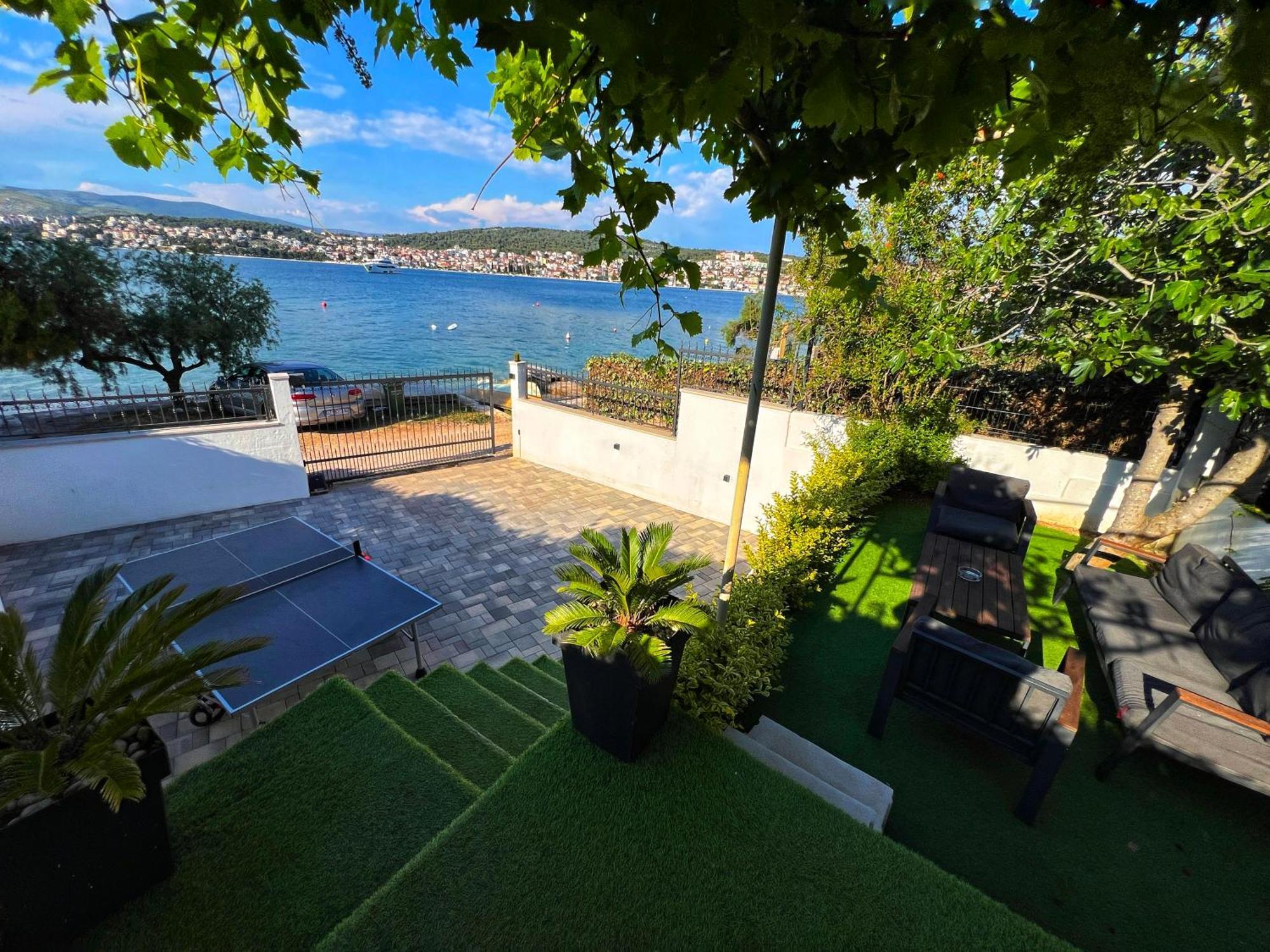 Beach Holiday Home With Private Jacuzzi & Parking Trogir Exteriör bild