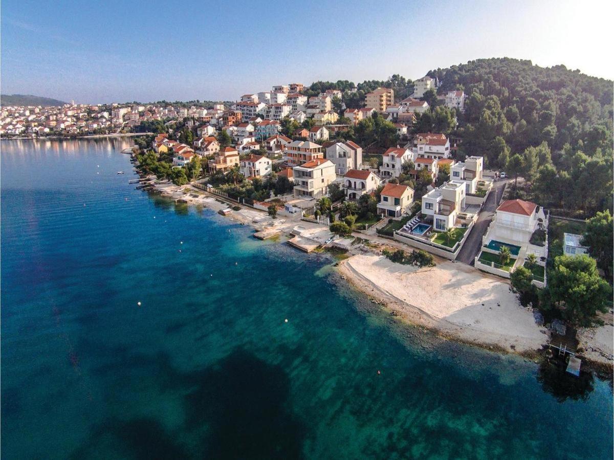 Beach Holiday Home With Private Jacuzzi & Parking Trogir Exteriör bild